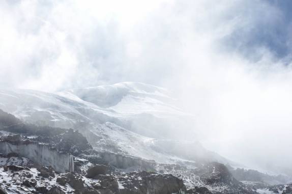 Nuvens cobrem o cume do Chimborazo, durante a nossa descida (Equador)